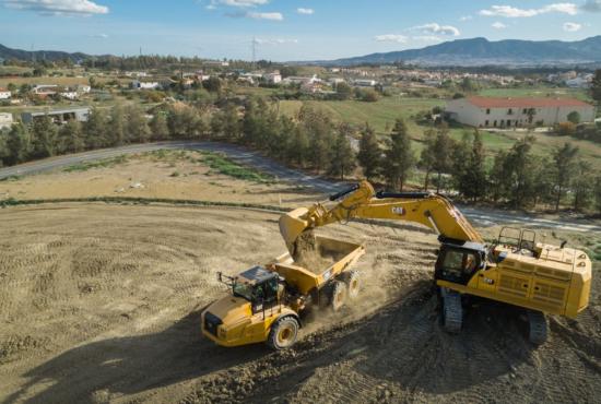 The Cat 374 hydraulic excavator makes moving material quick and easy.