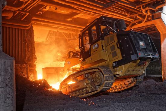 The 973 can be equipped to handle hot slag in steel mills