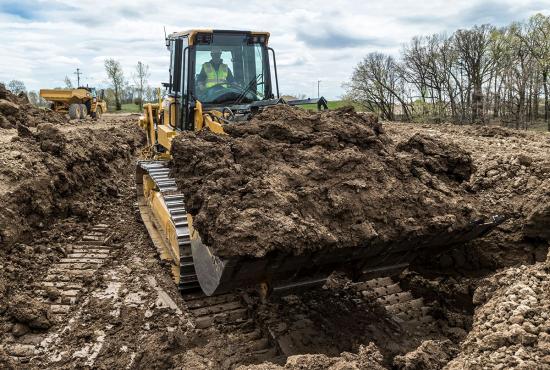 973K Track Loader carrying a heavy bucket load