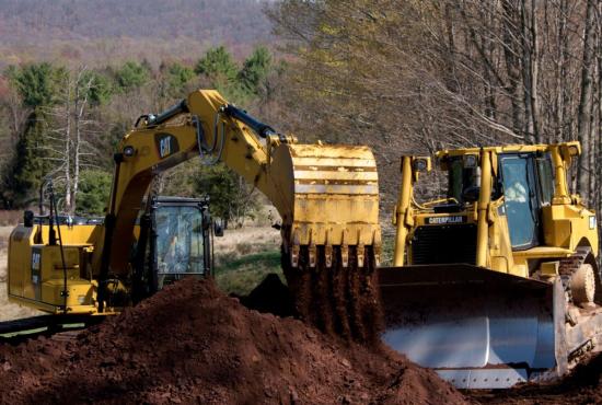 318F L Hydraulic Excavator emptying bucket