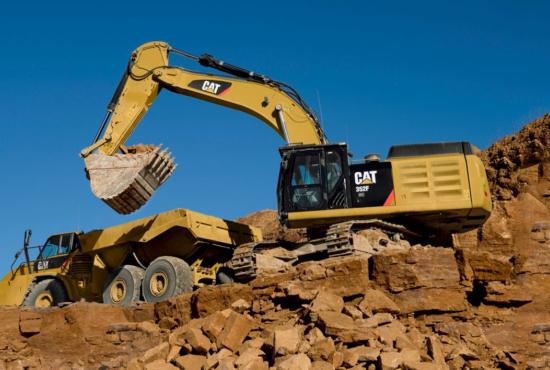 The 352F's undercarriage retracts for transport and expands for work.