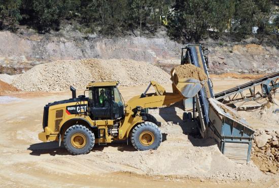 950M Medium Wheel Loader Feeding a Belt Conveyor