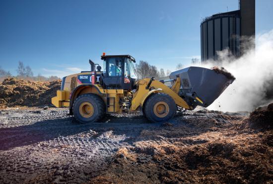 962M Medium Wheel Loader Moving Wood Chips