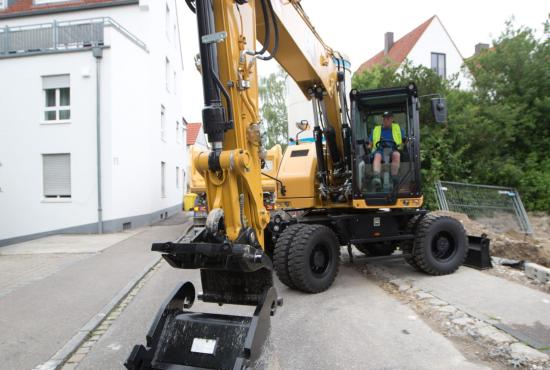 M314 Wheel Excavator changing out bucket on the job