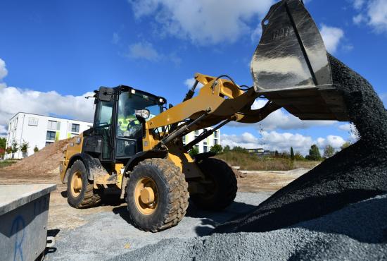 Cat® 906 Compact Wheel Loader