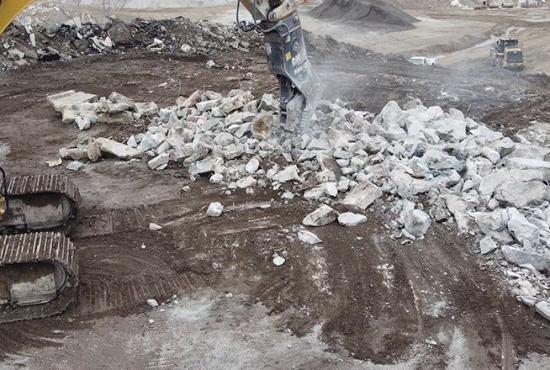 Cat Secondary Pulverizer crushing rock