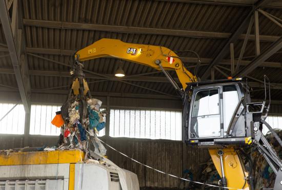 MH3022 picking up waste