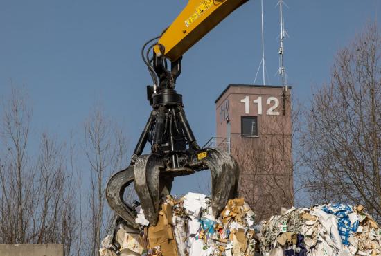 MH3024 grabbing a compact block of garbage