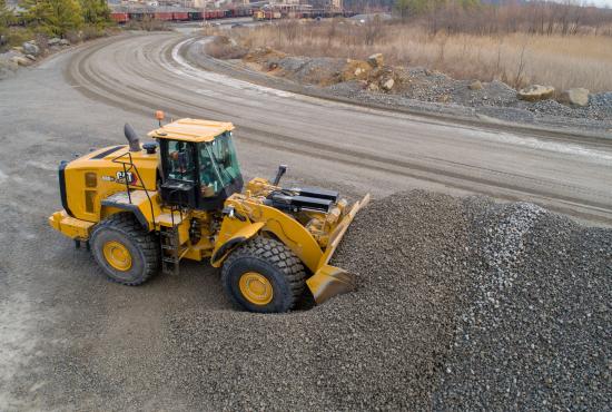 980 GC Wheel Loader stockpiling