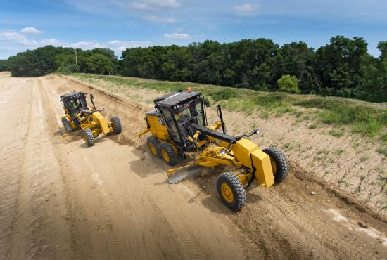 120 Motor Graders working tandem