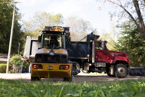 Cat® 906 Compact Wheel Loader