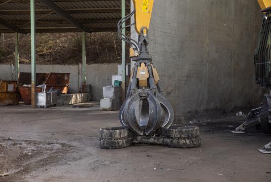 MH3022 picking up tire