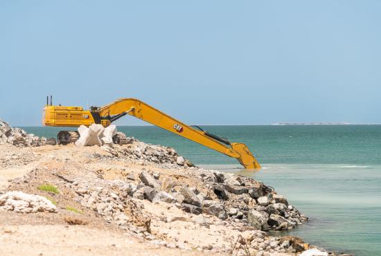 The 395 LRE has a steep slope reach capability of 28 meters (91’10") and a dig depth of 21 700 mm (71’2”).