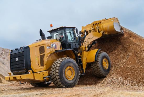 980 GC Wheel Loader stockpiling