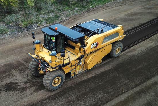 RM600 reclaimer/stabilizer mixing soil