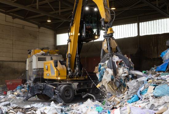 MH3022 picking up waste