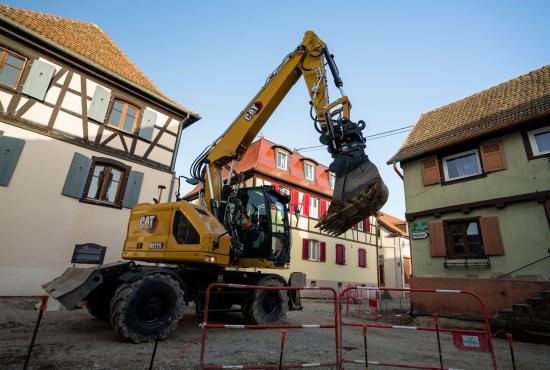 M315 Wheel Excavator in a compact area