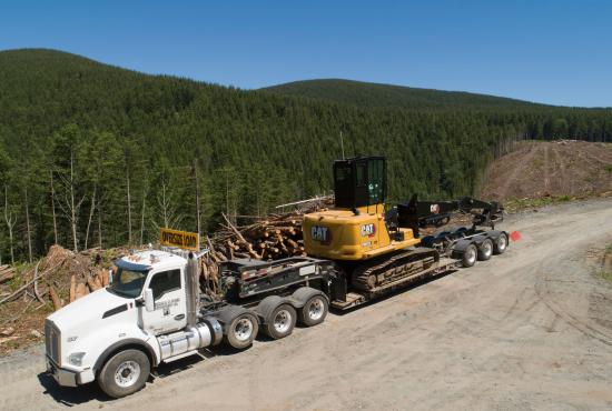 The narrow, high, long undercarriage allows easy transport and in-wood travel between worksites and improves productivity.