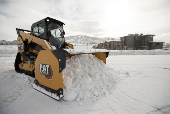 Cat® 289D Compact Track Loader and Snow Push at work in Colorado.