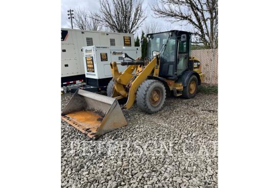 2015 CAT 906M