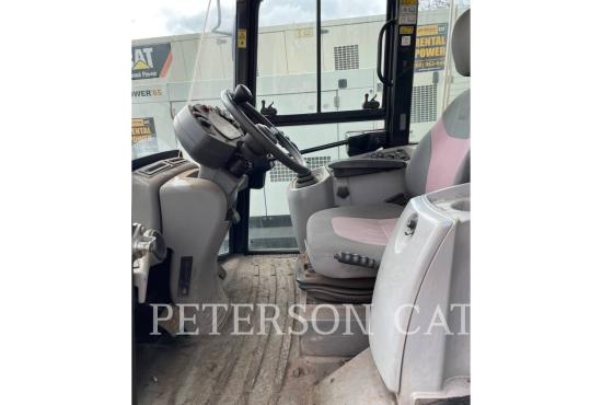 2015 CAT 906M